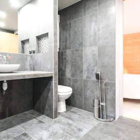 Charming 4-bed Chalet, Mountain Views, Double Garage *