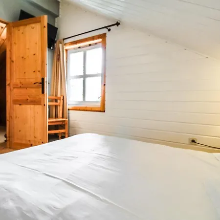 Charming 4-bed Chalet, Mountain Views, Double Garage Chalet