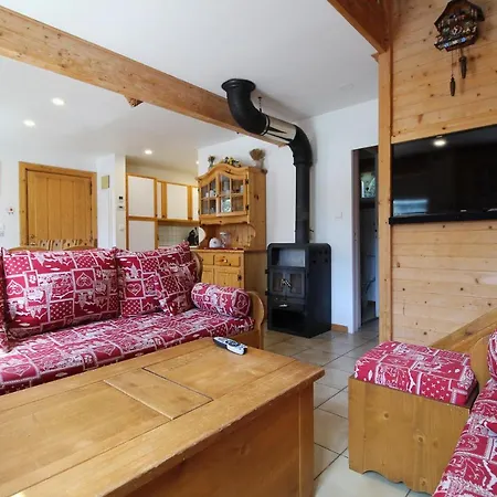 Charming 4-bed Chalet, Mountain Views, Double Garage Chalet *