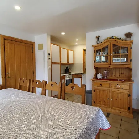 Charming 4-bed Chalet, Mountain Views, Double Garage Chalet