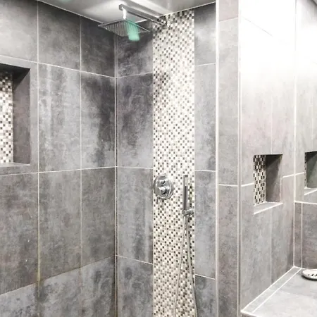 Charming 4-bed Chalet, Mountain Views, Double Garage Chalet