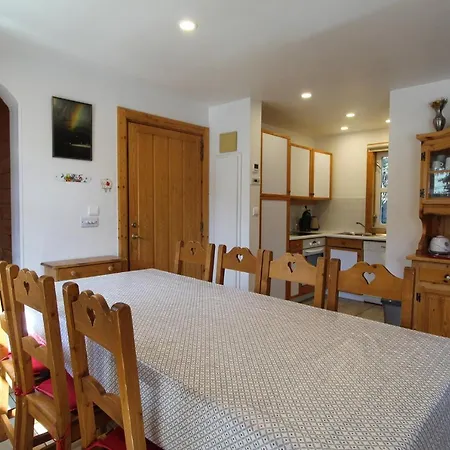 Chalet Charming 4-bed Chalet, Mountain Views, Double Garage