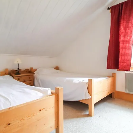 Chalet Charming 4-bed Chalet, Mountain Views, Double Garage *