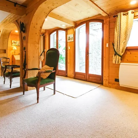 Charming 4-bed Chalet, Mountain Views, Double Garage Chalet