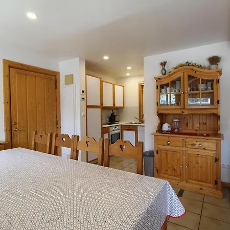 Charming 4-bed Chalet, Mountain Views, Double Garage