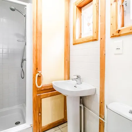 Charming 4-bed Chalet, Mountain Views, Double Garage Chalet