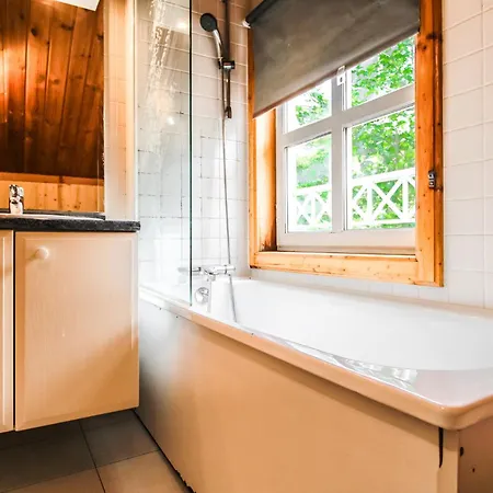 Charming 4-bed Chalet, Mountain Views, Double Garage