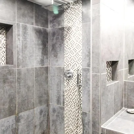 Charming 4-bed Chalet, Mountain Views, Double Garage *