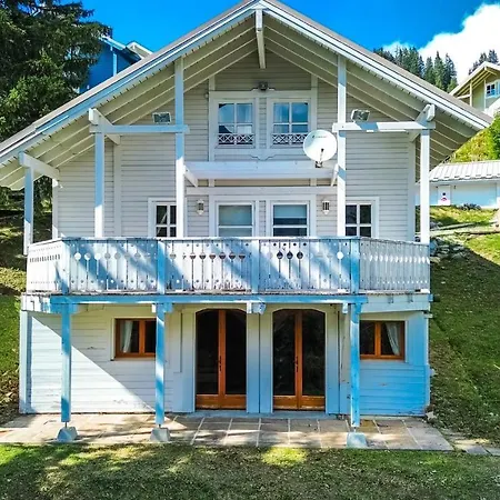 Chalet Charming 4-bed Chalet, Mountain Views, Double Garage