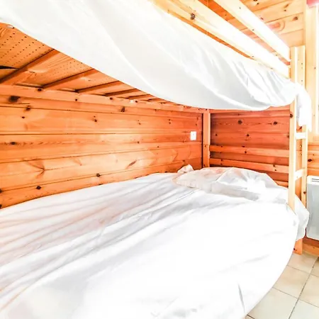Chalet Charming 4-bed Chalet, Mountain Views, Double Garage *