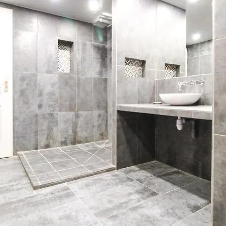 Chalet Charming 4-bed Chalet, Mountain Views, Double Garage