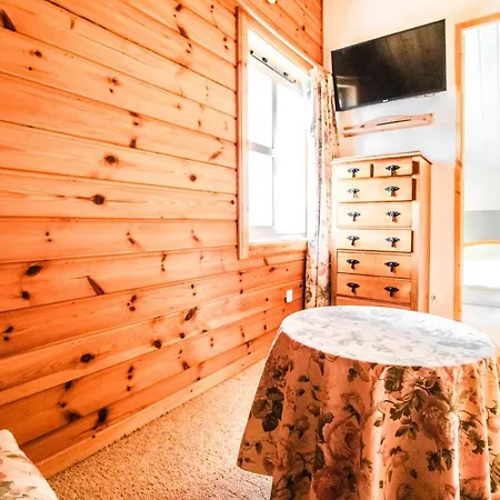 Charming 4-bed Chalet, Mountain Views, Double Garage