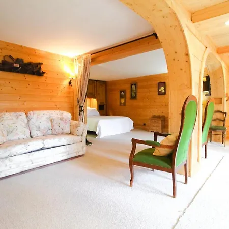 Charming 4-bed Chalet, Mountain Views, Double Garage Chalet