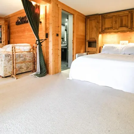 Charming 4-bed Chalet, Mountain Views, Double Garage Flaine