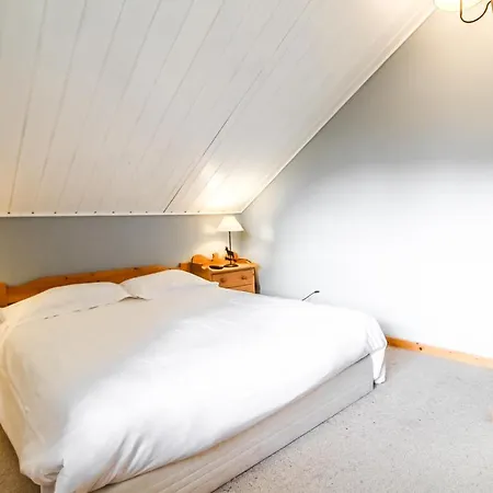 Charming 4-bed Chalet, Mountain Views, Double Garage *