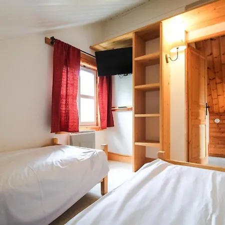 Charming 4-bed Chalet, Mountain Views, Double Garage Alpesi faház *