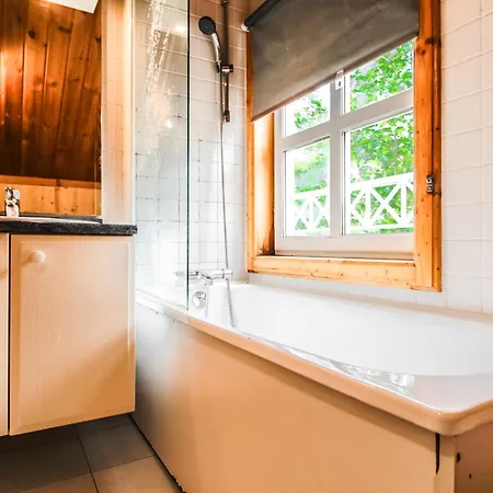Chalet Charming 4-bed Chalet, Mountain Views, Double Garage