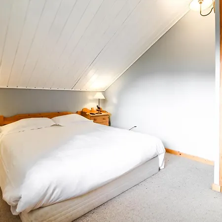 Charming 4-bed Chalet, Mountain Views, Double Garage Chalet *