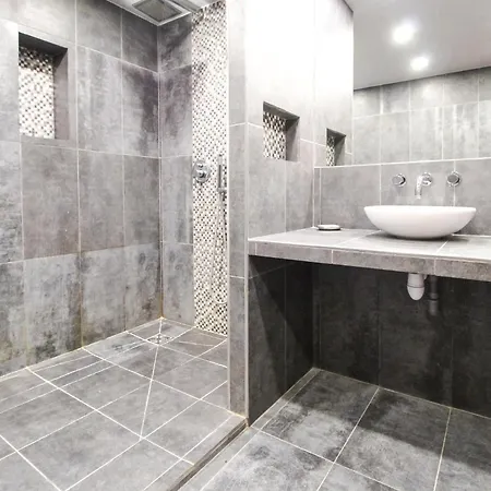 Chalet Charming 4-bed Chalet, Mountain Views, Double Garage