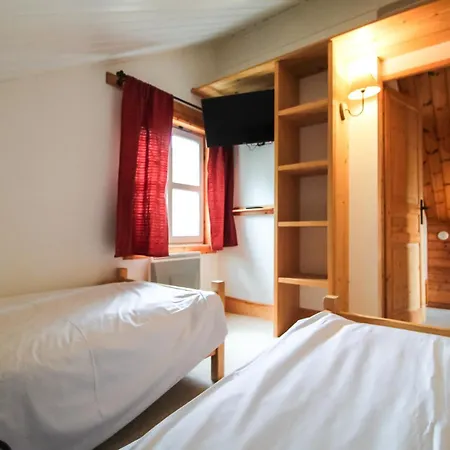 Charming 4-bed Chalet, Mountain Views, Double Garage *