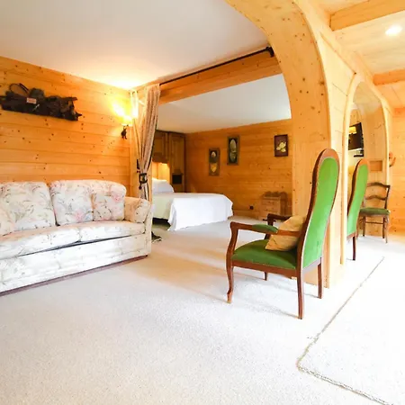 Charming 4-bed Chalet, Mountain Views, Double Garage
