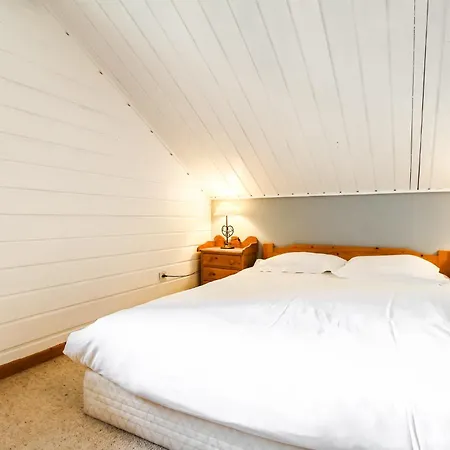Chalet Charming 4-bed Chalet, Mountain Views, Double Garage *