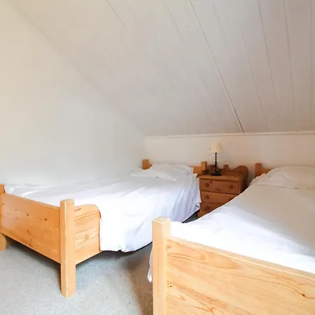 Charming 4-bed Chalet, Mountain Views, Double Garage *