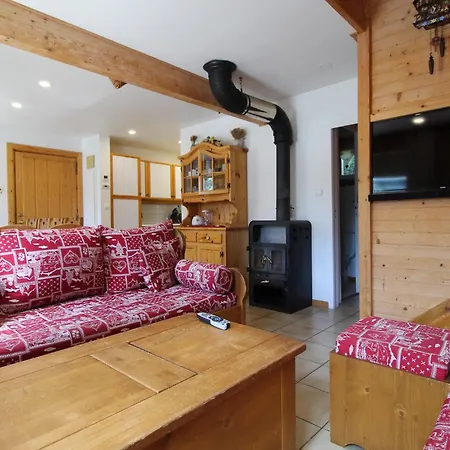 Chalet Charming 4-bed Chalet, Mountain Views, Double Garage