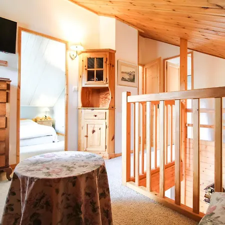 Chalet Charming 4-bed Chalet, Mountain Views, Double Garage