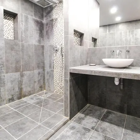 Charming 4-bed Chalet, Mountain Views, Double Garage