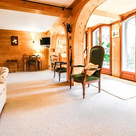 Chalet Charming 4-bed Chalet, Mountain Views, Double Garage *