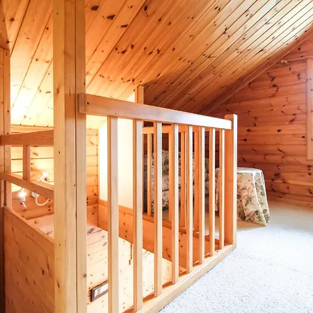 Charming 4-bed Chalet, Mountain Views, Double Garage Chalet
